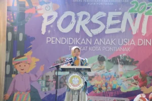 Bunda PAUD Kota Pontianak memberikan sambutan dalam penutupan Porseni PAUD tingkat Kota Pontianak 2026 di Gedung PCC.