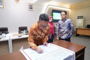 Wali Kota Pontianak Edi Rusdi Kamtono dan Wakil Wali Kota Bahasan menandatangani komitmen bersama SPMB 2026/2027.