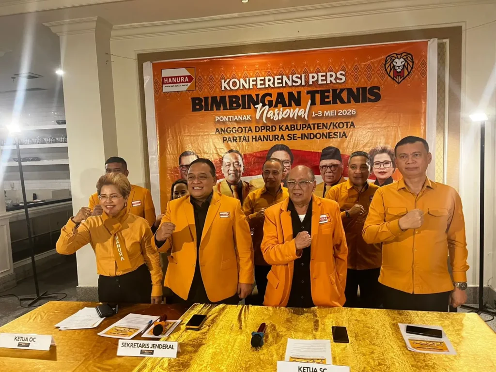 Ratna Ester Lumban Tobing saat konferensi pers Bimteknas Hanura di Pontianak.