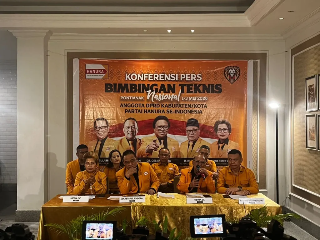 Benny Rhamdani saat konferensi pers Bimteknas Hanura di Pontianak.