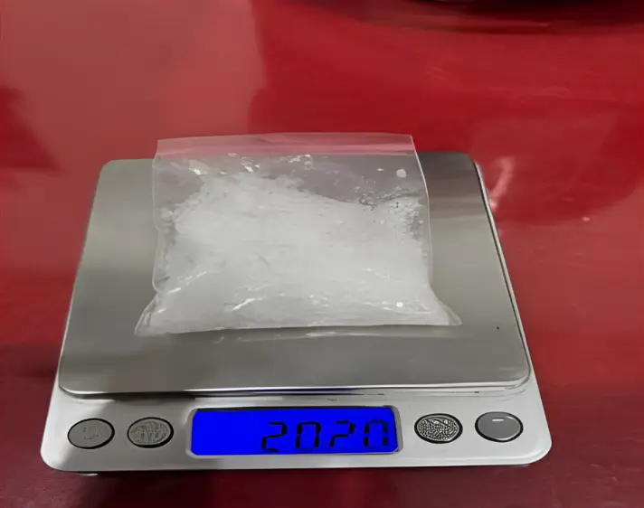 Polisi menunjukkan barang bukti sabu yang disembunyikan dalam rice cooker hasil pengungkapan kasus di Ketapang.