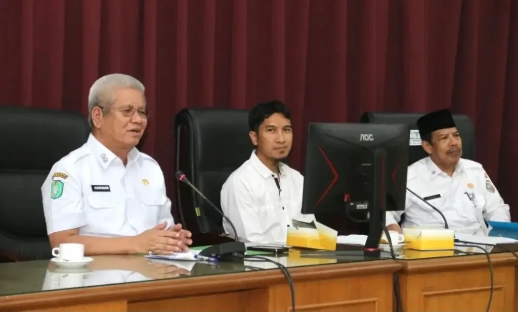Sekda Kalbar Harisson memimpin rapat koordinasi penyelesaian sengketa lahan Sungai Limau.