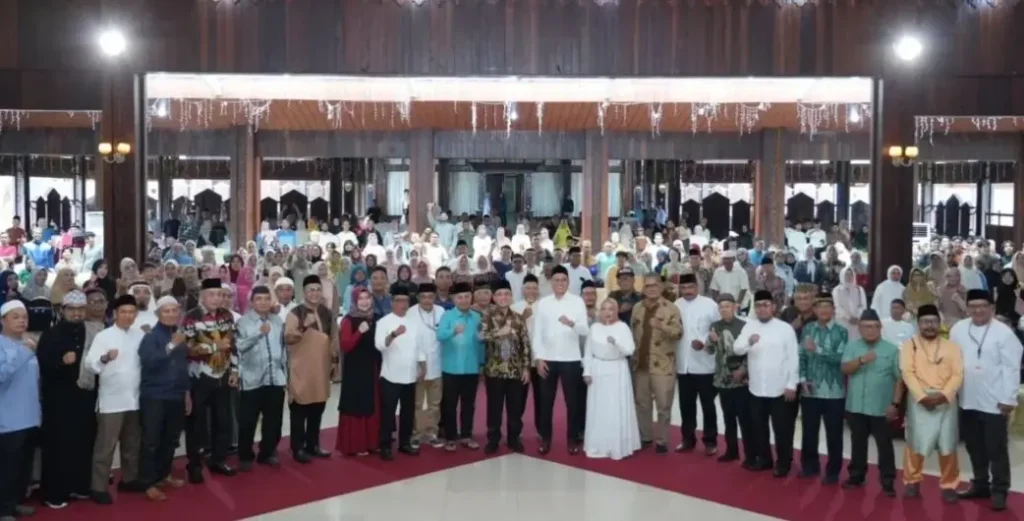 Gubernur Kalbar Ria Norsan saat halalbihalal masyarakat Ketapang di Pendopo Gubernur Kalbar, Sabtu (11/4/2026).