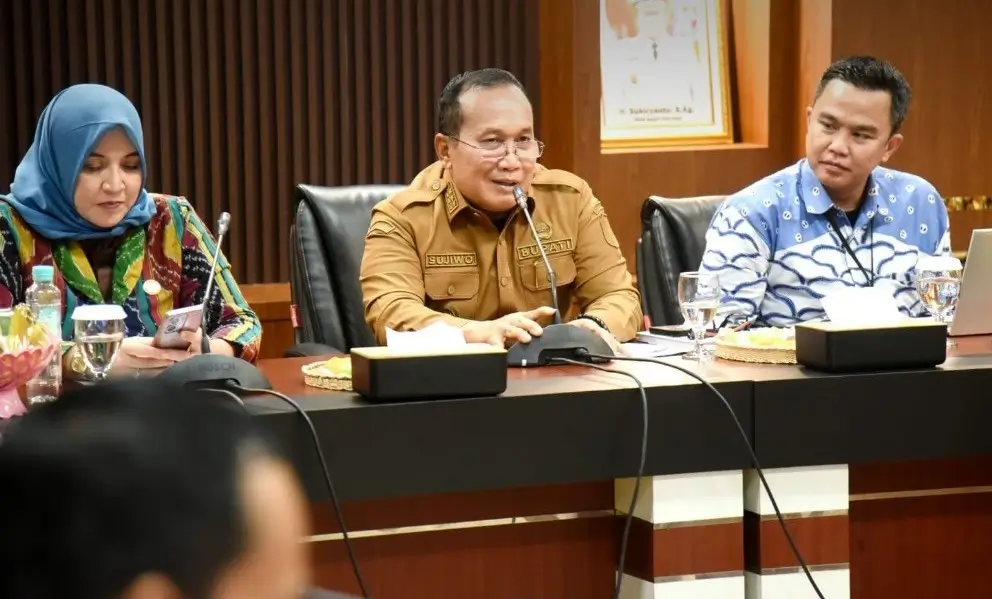 Rapat TPAKD Kubu Raya dipimpin Bupati Sujiwo bahas akses keuangan masyarakat.