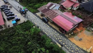Kondisi jalan Teluk Batang Sukadana.