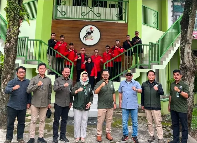 Posko pengendalian karhutla di Kalimantan Barat bersama petugas Manggala Agni.