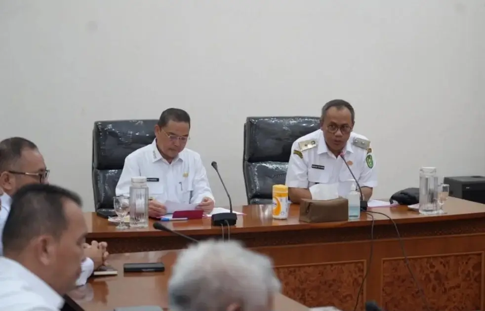 Gubernur Kalbar Ria Norsan bertemu serikat buruh Kalbar dalam Rapat ketenagakerjaan jelang May Day di Kantor Gubernur Kalbar, (29/4/2026).