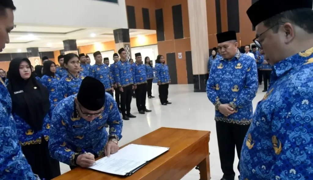 Wakil Bupati Sukiryanto menyerahkan SK PNS di Aula Praja Utama Kantor Bupati Kubu Raya, Rabu (1/4/2026).