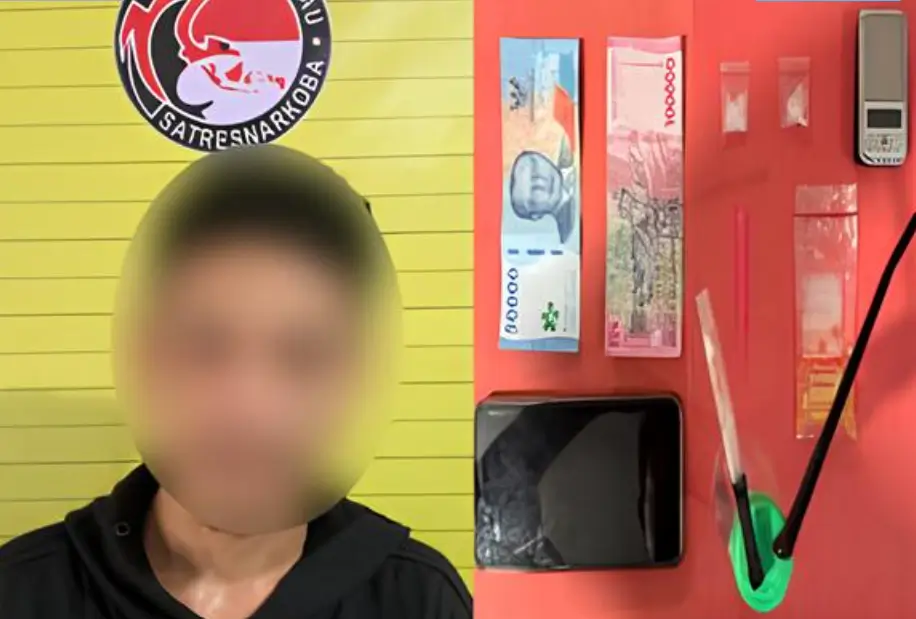 Petugas polisi mengamankan pelaku serta barang bukti sabu dalam penggerebekan di Sanggau.