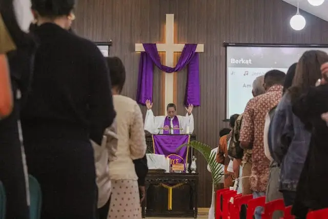 Suasana umat Kristiani mengikuti Misa Paskah di gereja dengan penuh khidmat.