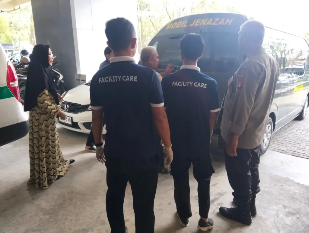 Petugas mengevakuasi pria tewas di dalam mobil di Jalan Nurali Pontianak.