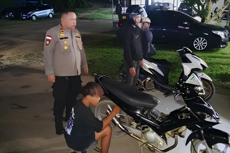 Polisi menertibkan 15 motor knalpot brong saat razia malam di Kembayan.