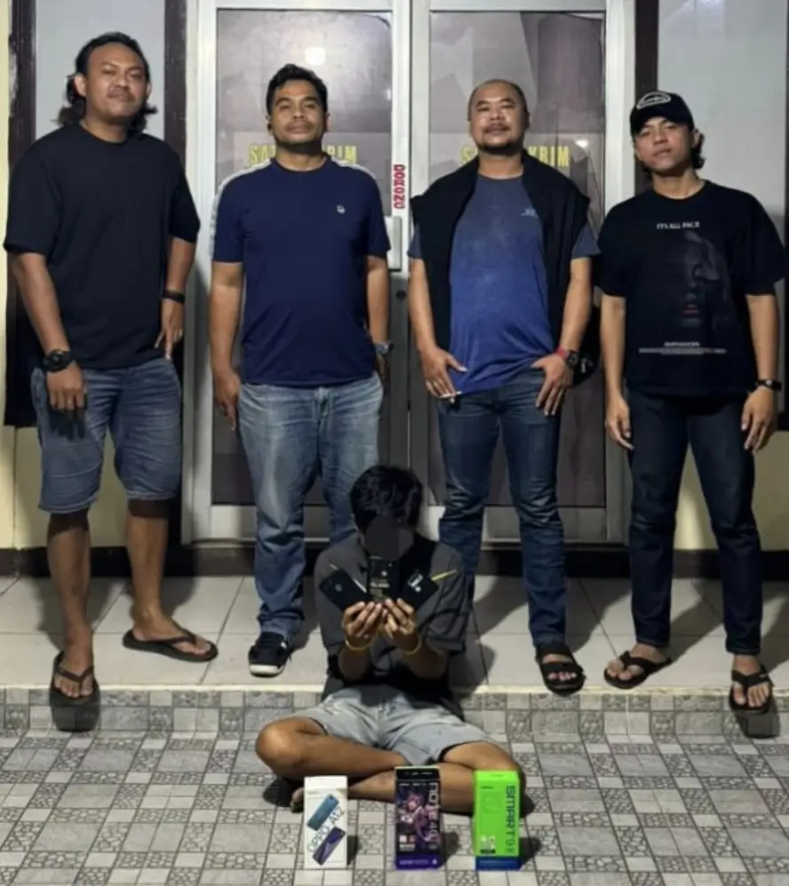 Petugas kepolisian menunjukkan pelaku residivis curanmor yang ditangkap di Kabupaten Landak.