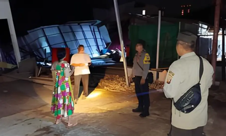 Ruko ambruk akibat pergerakan tanah di Kecamatan Mukok Sanggau.