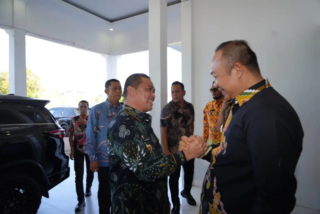 Gubernur Kalbar Ria Norsan saat kunjungan kerja meninjau infrastruktur jalan di Kabupaten Ketapang, (9/10).