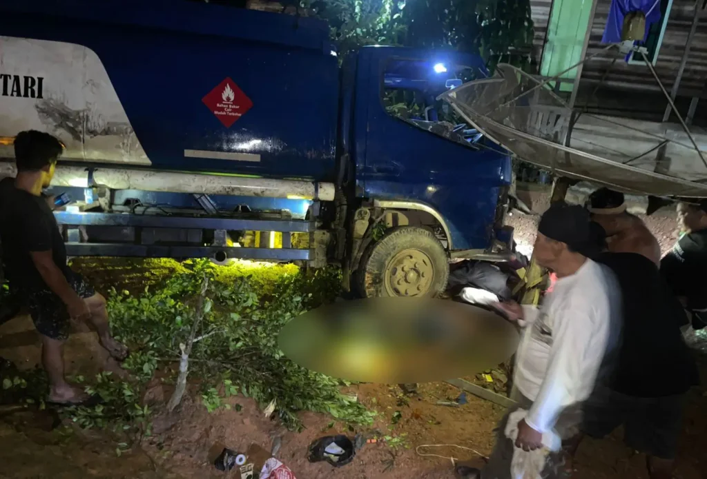 Petugas kepolisian mengevakuasi truk tangki yang terguling dalam kecelakaan maut di KM 12 Toba, Kabupaten Sanggau.