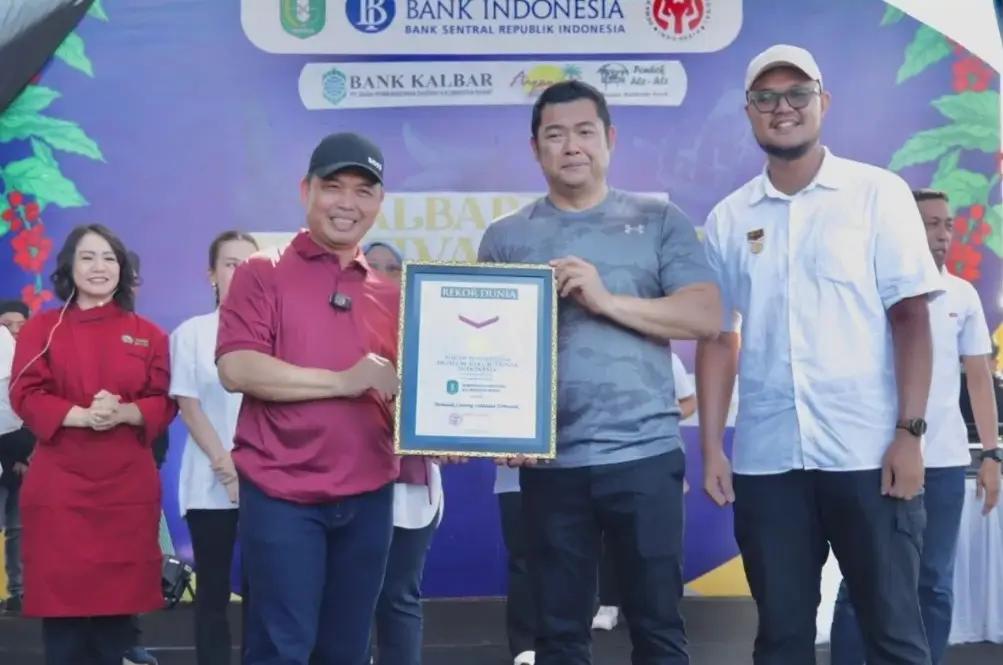 Gubernur Kalimantan Barat Ria Norsan saat menghadiri Festival Kuliner Kalbar dan menyaksikan penyajian 12 ribu porsi Lontong Sukadana di Pontianak