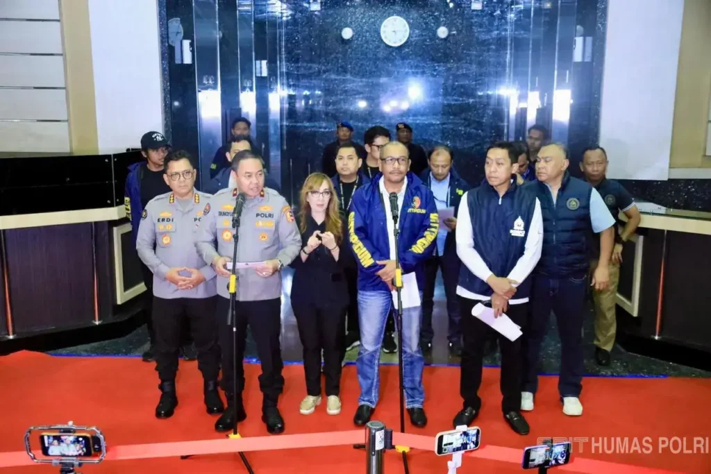 Konferensi pers Bareskrim Polri terkait pengungkapan jaringan judi online internasional di Jakarta Barat dengan menghadirkan ratusan WNA yang diamankan.