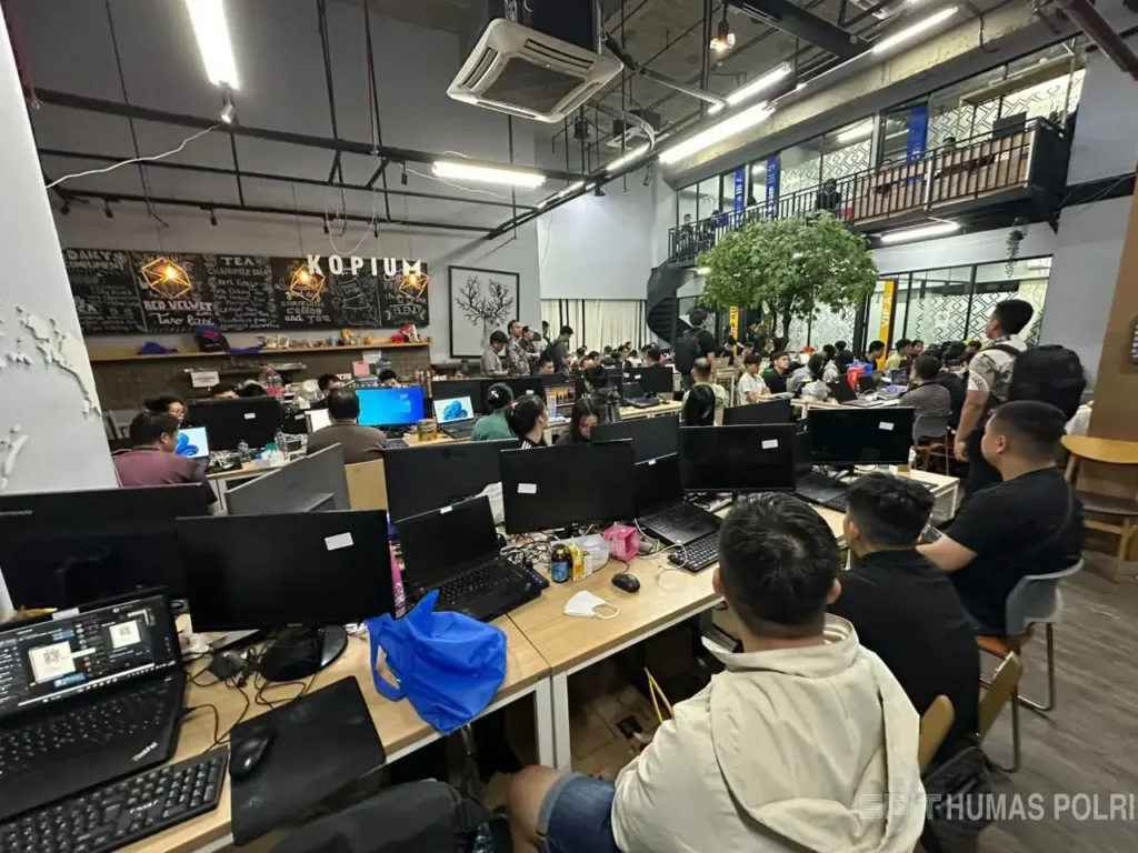 Petugas imigrasi melakukan pemeriksaan terhadap 321 WNA yang terlibat kasus judi online internasional di Jakarta Barat.