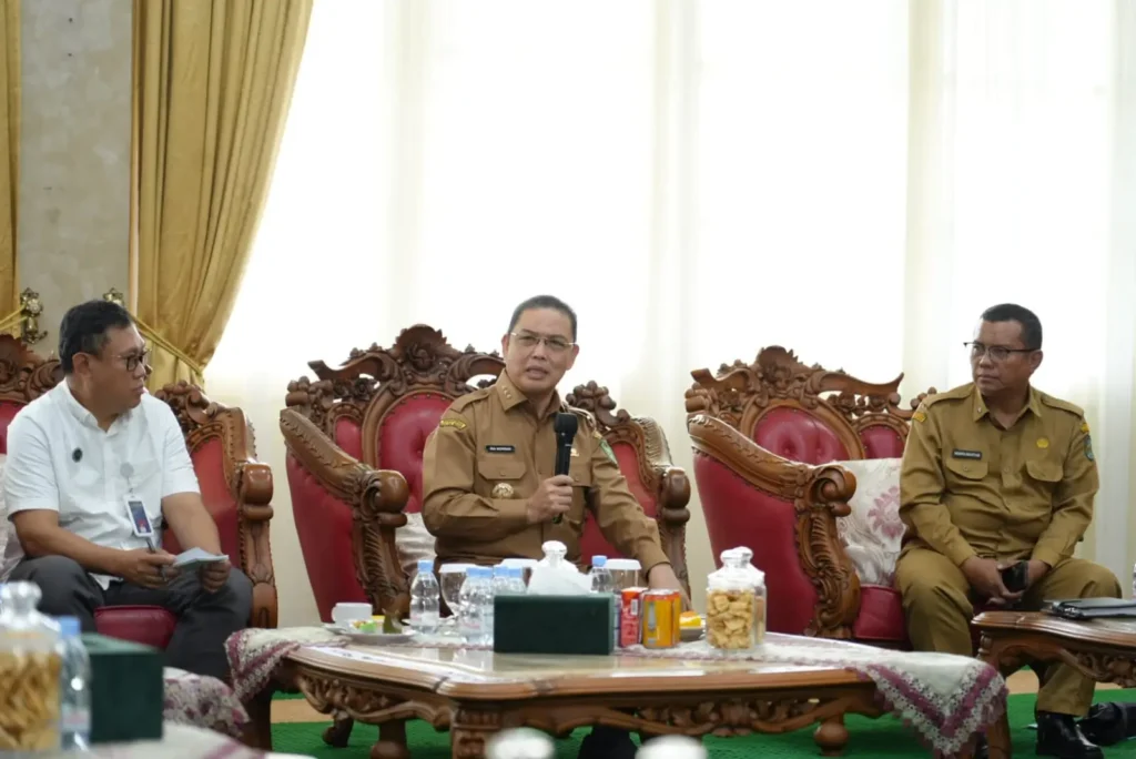 Gubernur Kalimantan Barat Ria Norsan saat rapat koordinasi Program Makan Bergizi Gratis di Pendopo Gubernur Kalbar, (11/5/2026).