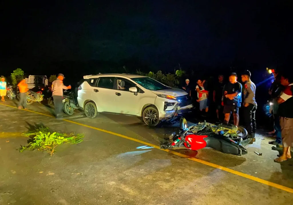 Petugas kepolisian melakukan olah TKP kecelakaan antara Mitsubishi Xpander dan sepeda motor di tikungan Jalan Lintas Malenggang, Sekayam, Sanggau.