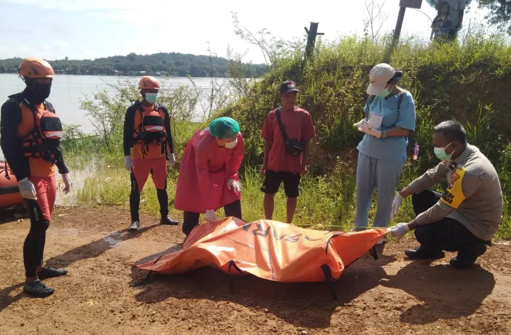 Tim gabungan mengevakuasi jasad warga Desa Sungai Alai yang ditemukan di Sungai Kapuas Kabupaten Sanggau.