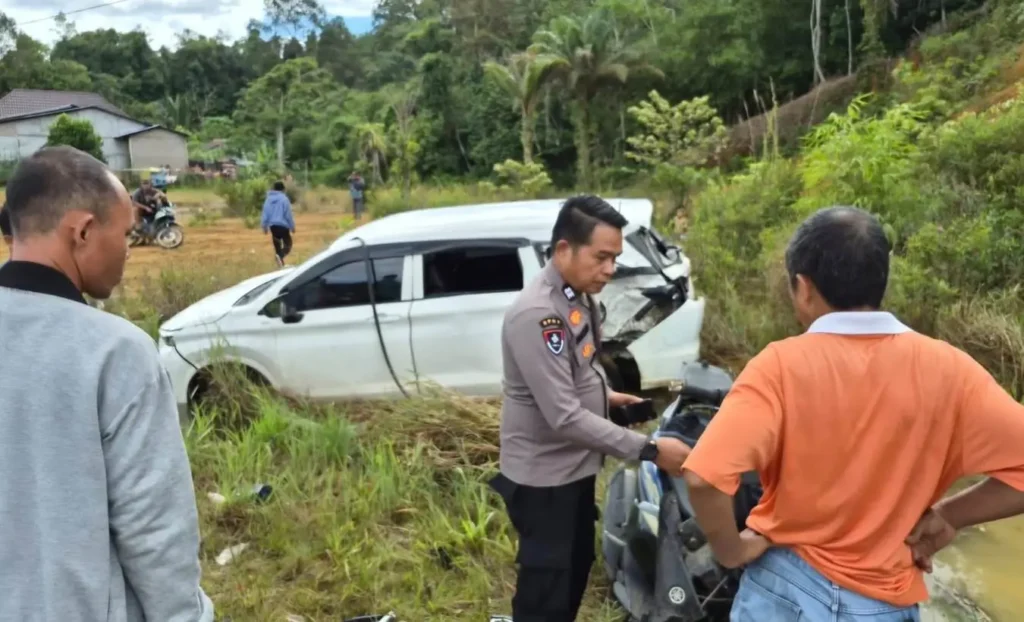 Petugas kepolisian melakukan olah TKP kecelakaan maut antara mobil Avanza dan sepeda motor di Jalan Batang Tarang–Sosok, Kabupaten Sanggau.