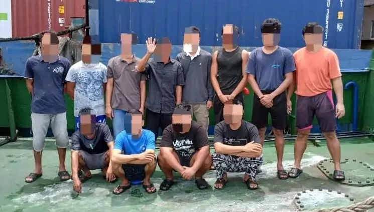 12 awak kapal Indonesia yang ditahan Maritim Malaysia di perairan Miri karena dokumen tidak lengkap.