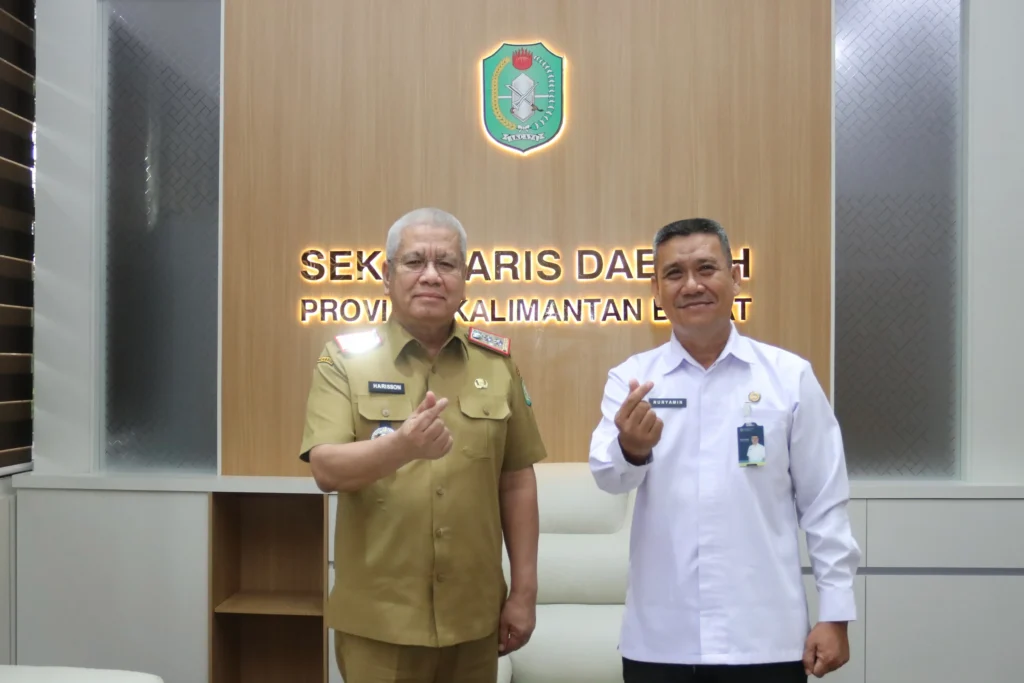 Sekda Kalbar Harisson bersama Kepala BKKBN Kalbar Nuryamin saat pertemuan perpisahan di Ruang Kerja Sekda Kalbar, Pontianak, Senin (11/5/2026.