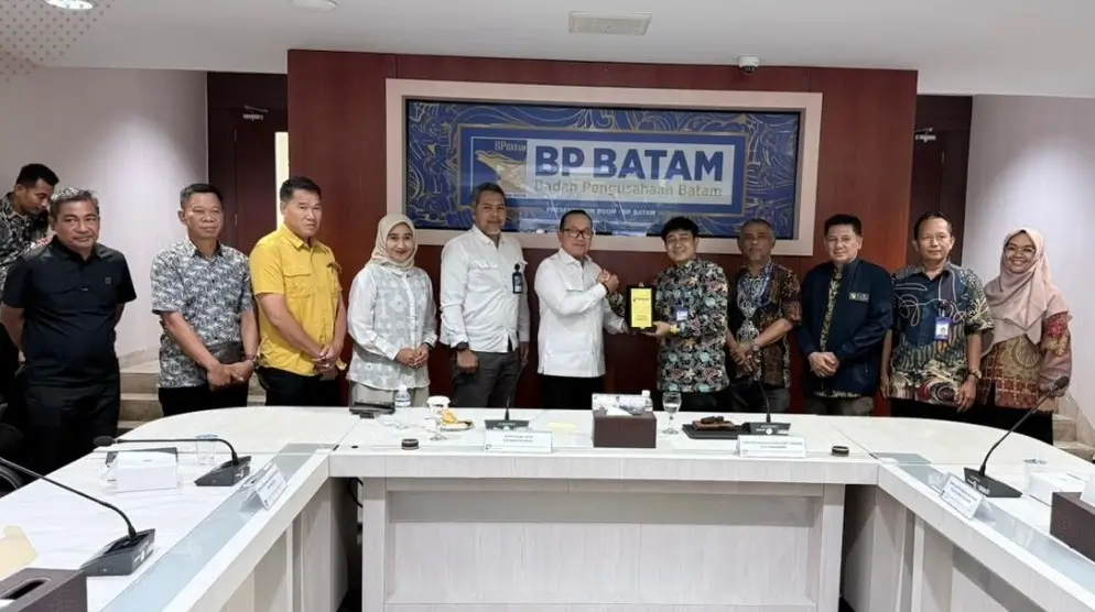 Bupati Kubu Raya Sujiwo melakukan kunjungan ke BP Batam untuk mempelajari pengelolaan sistem air bersih.