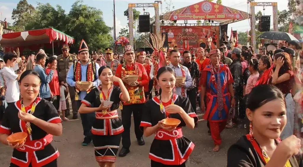 Bupati Bengkayang Sebastianus Darwis membuka Festival Barape Sawa 2026 dengan prosesi pemukulan gong di Ramin Bantang Bengkayang.