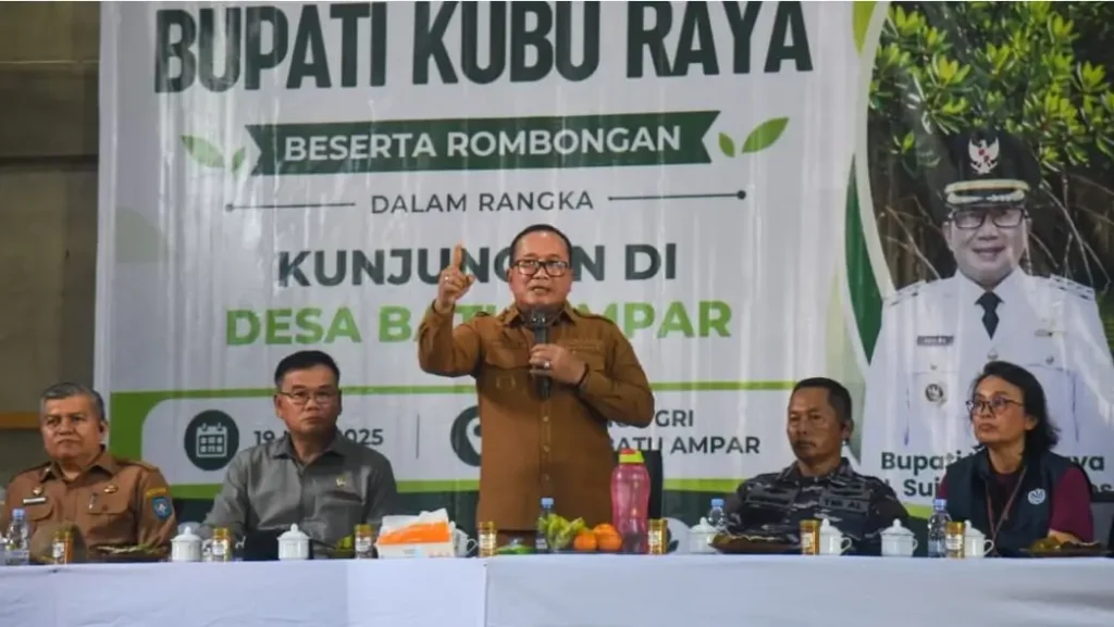 Bupati Kubu Raya Sujiwo berdialog dengan warga Batu Ampar terkait program transisi ekonomi pasca penghentian produksi arang bakau.