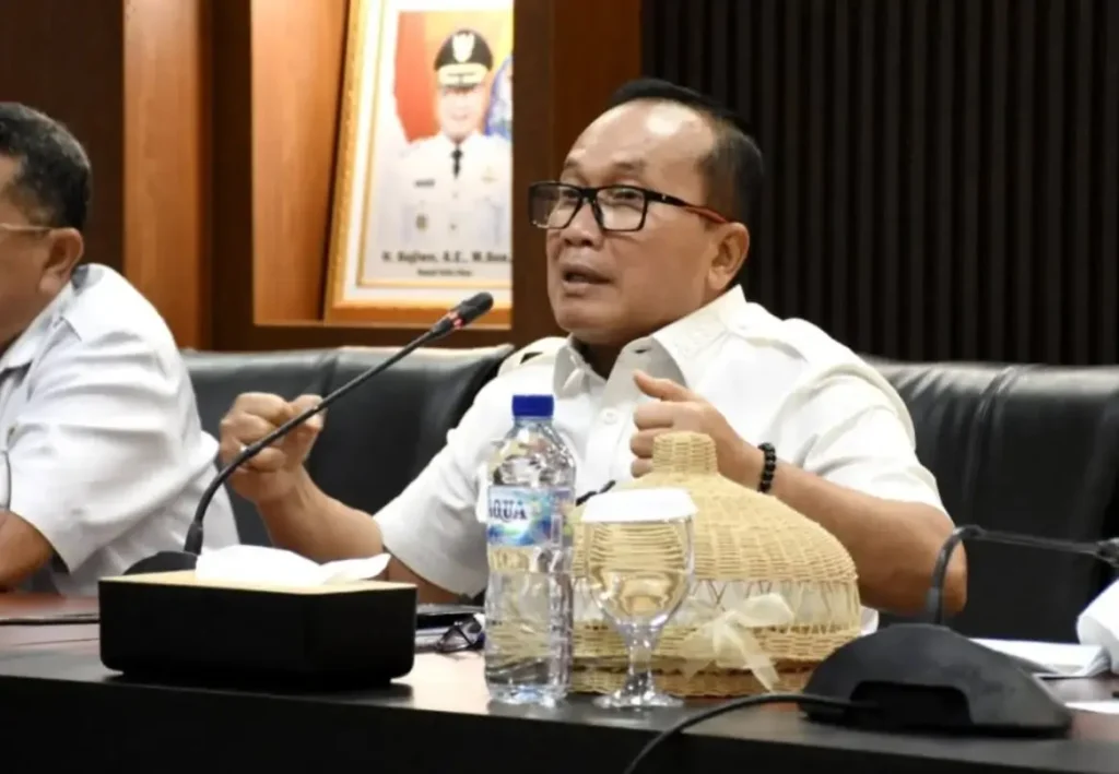 Bupati Kubu Raya Sujiwo memimpin rapat pembentukan misi kemanusiaan bedah rumah warga tidak layak huni.