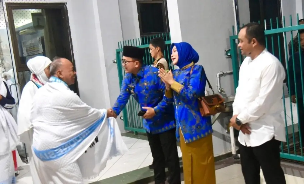 Bupati Sujiwo melepas keberangkatan jemaah haji asal Kubu Raya di Asrama Haji Embarkasi Batam.