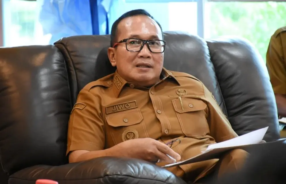 Bupati Kubu Raya Sujiwo memimpin rapat penghentian arang bakau di Batu Ampar dan menyiapkan program bantuan untuk masyarakat.
