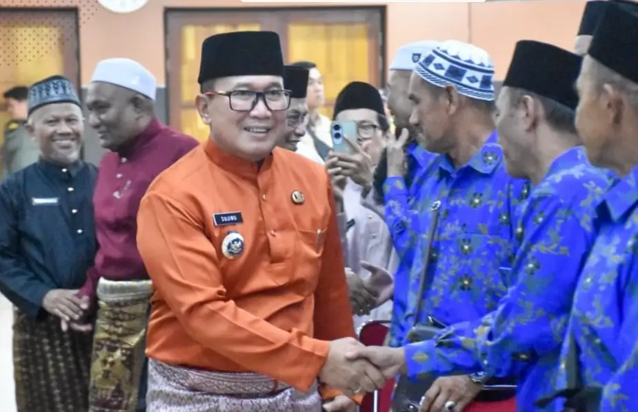 Bupati Kubu Raya Sujiwo melepas jemaah haji di Aula Praja Utama.