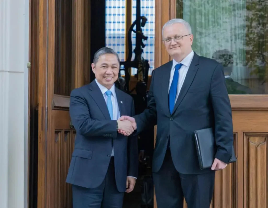 Wakil Menteri Luar Negeri RI Anis Matta dan Wakil Menteri Luar Negeri Rusia Georgy Borisenko saat pertemuan diplomatik di Moskow membahas konflik Timur Tengah.