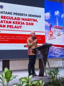 Direktur Klinik Utama Khatulistiwa Pontianak Drs. Frans Sugianto, M.K.K.K saat memberikan sambutan dalam seminar kesehatan dan keselamatan pelaut di Pontianak.