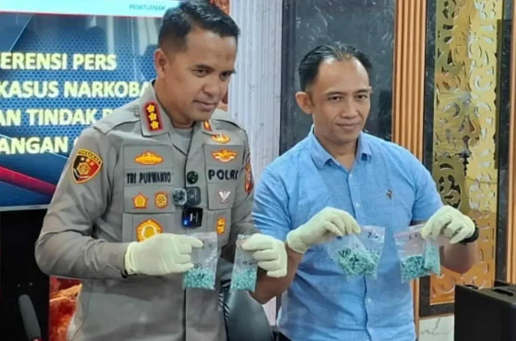Barang bukti 1.562 butir pil ekstasi yang diamankan Satresnarkoba Polresta Pontianak saat penggerebekan di Kampung Beting.
