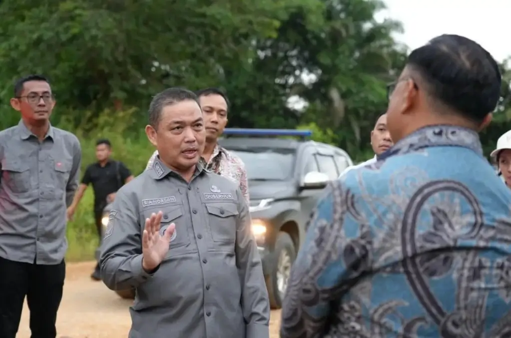 Gubernur Kalimantan Barat Ria Norsan meninjau dampak jembatan runtuh di Kabupaten Kubu Raya dan membahas solusi darurat.