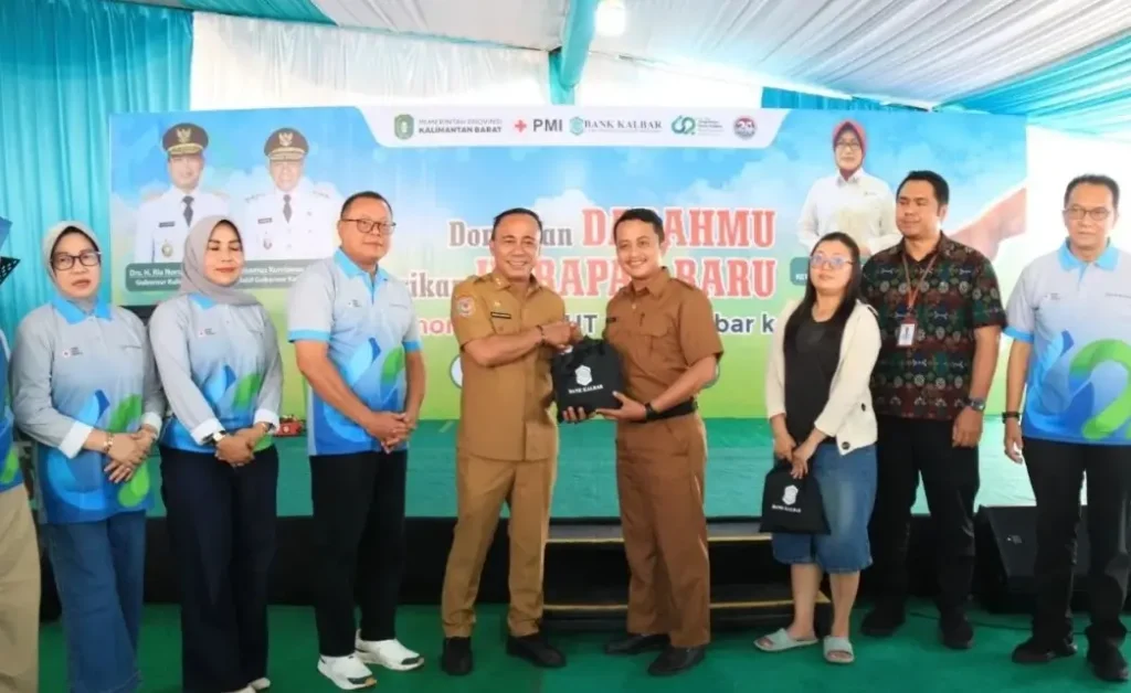 Wagub Kalbar Krisantus Kurniawan saat menghadiri donor darah HUT ke-62 Bank Kalbar di Pontianak.