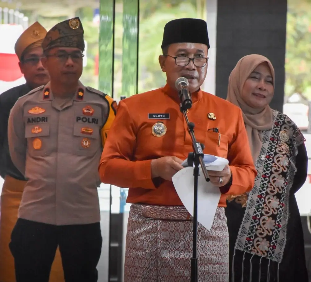Bupati Kubu Raya Sujiwo saat memimpin upacara Hardiknas 2026 di selasar Kantor Bupati Kubu Raya