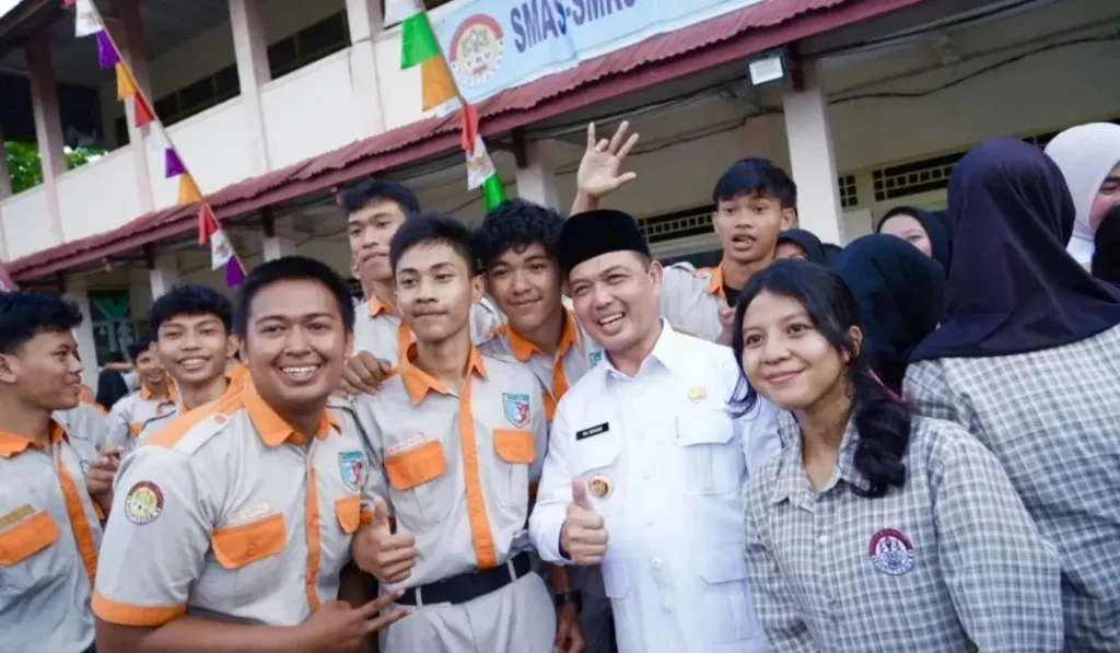Gubernur Kalbar Ria Norsan mendorong akses pendidikan dan program zero dropout.