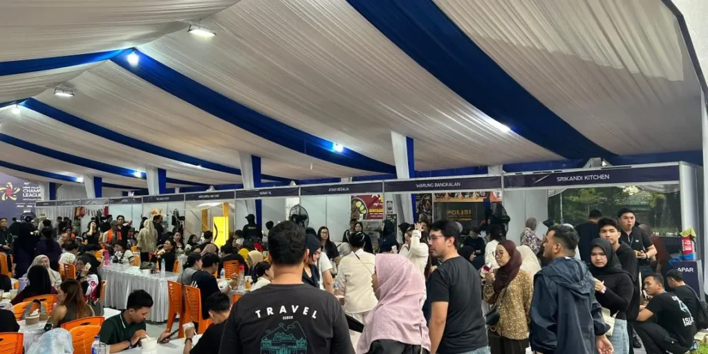 Pengunjung memadati area UMKM dan kuliner saat AVC Men’s Champions League 2026 di Pontianak.