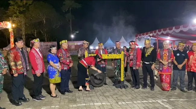 Pembukaan Gawe Dayak Naik Dango XXVI di Rumah Adat Dayak Kota Singkawang.