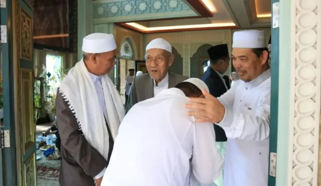 Gubernur Kalbar Ria Norsan usai melaksanakan Salat Iduladha 1447 H bersama masyarakat di Masjid Dzakirin Pontianak.