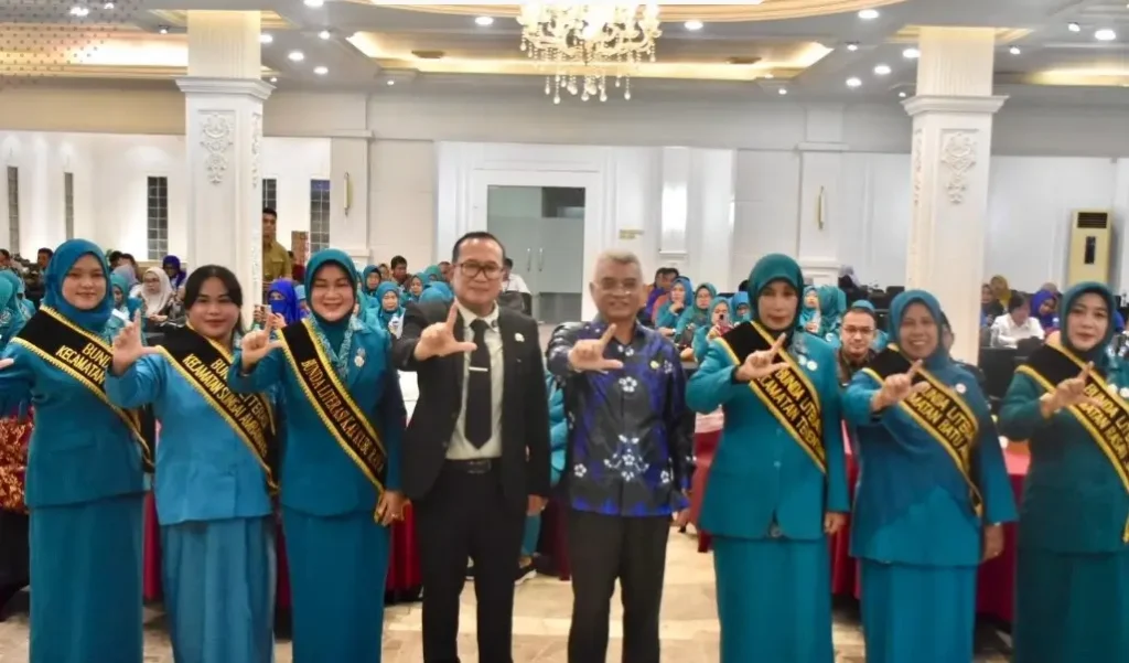 Bupati Kubu Raya Sujiwo berfoto bersama para istri camat terkait program sosial di Sungai Raya.