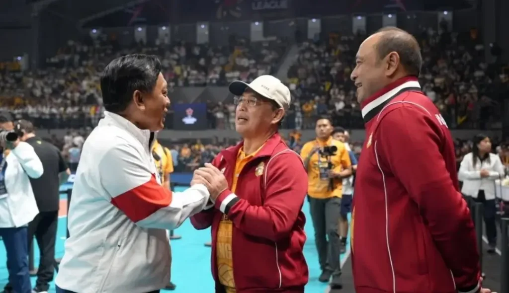 Gubernur Kalbar Ria Norsan memberikan apresiasi kepada tim Bhayangkara Presisi usai juara AVC Men’s Volleyball Champions League 2026 di Pontianak.