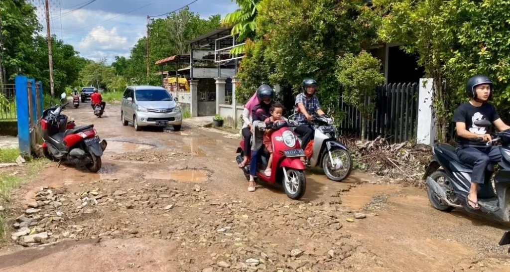 Kondisi jalan rusak di Sungai Kakap yang akan segera diperbaiki.