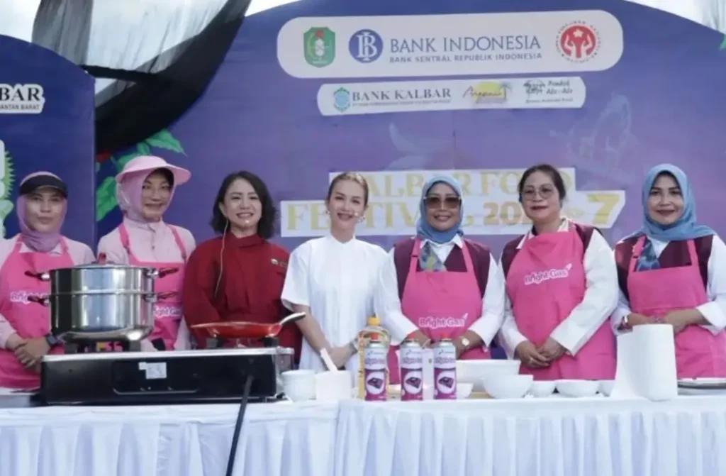 Erlina Ria Norsan saat menghadiri dan membuka Kalbar Food Festival 2026 di Ayani Megamall Pontianak.